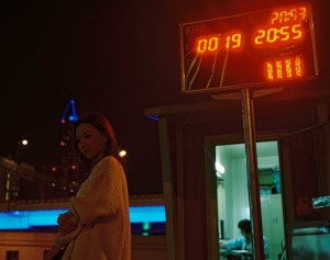投稿作品No.12 尝试夜景人像，夜晚上海的味道十足，只是不能捕捉其万一。