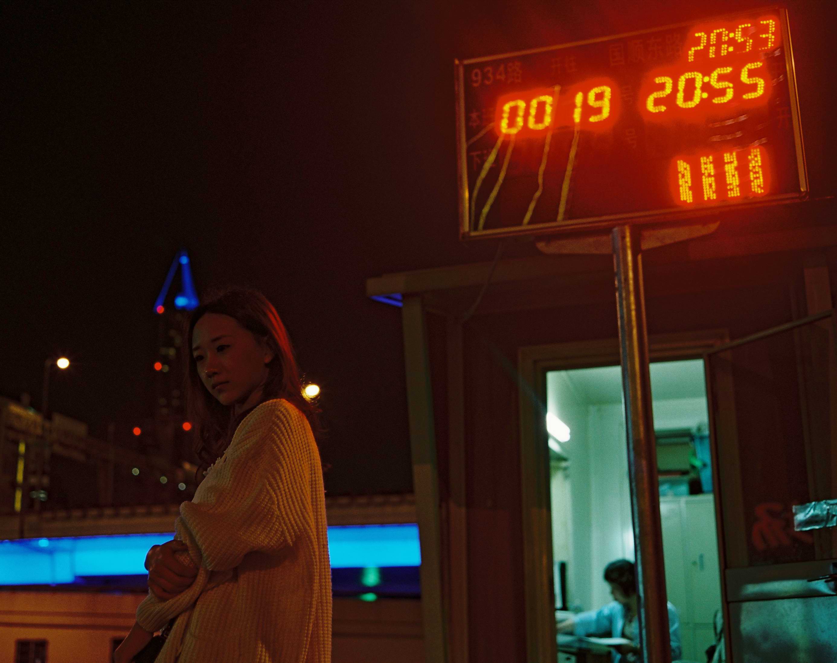 投稿作品No.12 尝试夜景人像，夜晚上海的味道十足，只是不能捕捉其万一。