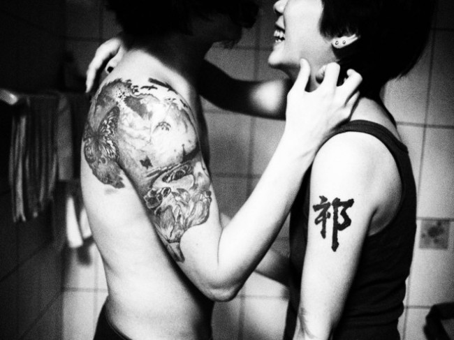 《陌生交易下的表象》：「我们都是时代下的产物相互发掘彼此。」
