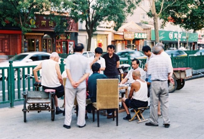 [14960] 夏天把白昼拉长，胡同里的人在过慢悠悠的时光。