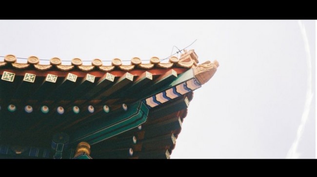 [14871] 重檐翠瓦缀天绫，砌玉楼栏嵌彩龙。