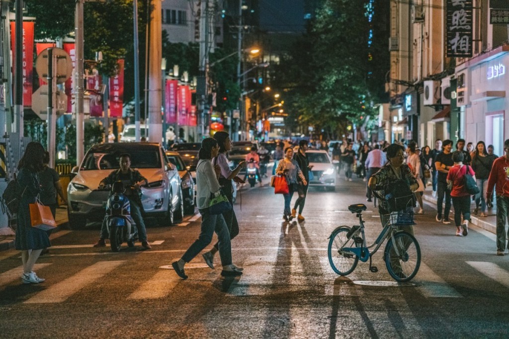 比起白天，我更喜欢拍夜晚的街头