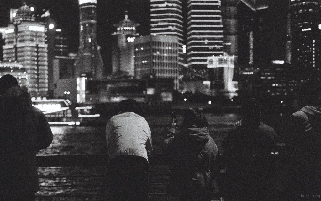 [22714] 冬夜的街、落叶与背影