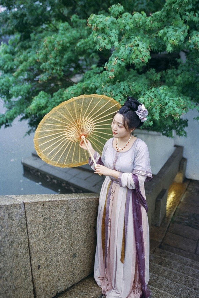 [22963] 画廊晚雨湿烟茶