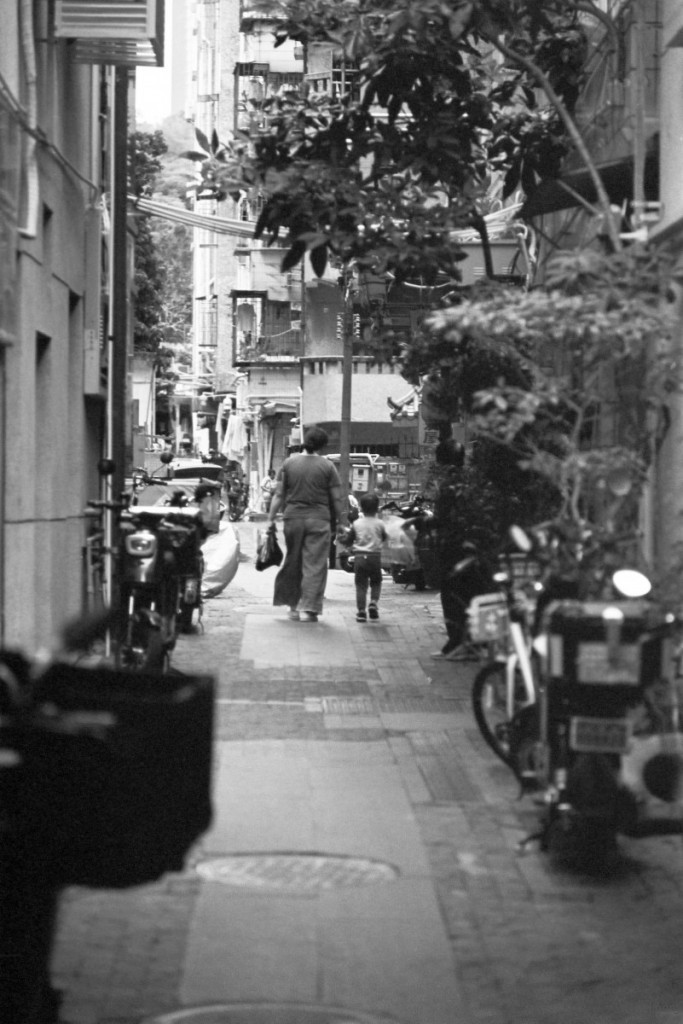 [23235] 纵横笔墨间，一笔黑，一纸白。黑与白的碰撞，迸溅出一个世界