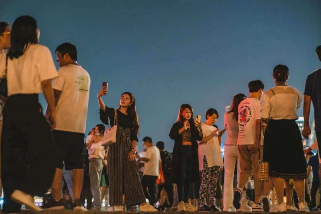 这一年，我把日子过成了碎片，又拼凑成光