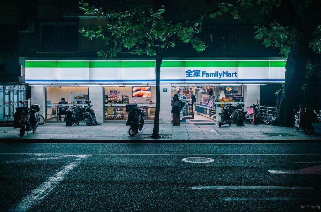 凌晨 2 点，这座城市把所有的温柔，都藏进了那只发光的“玻璃盒子”