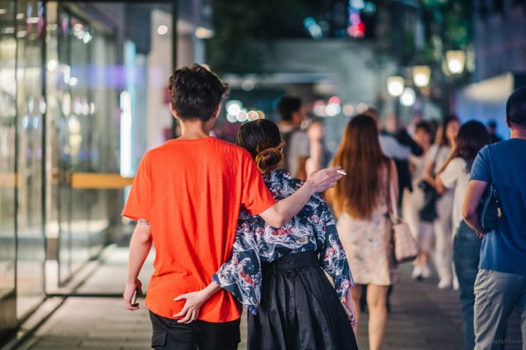 在距离他们 1 米的地方，我偷走了爱情唯一的证据
