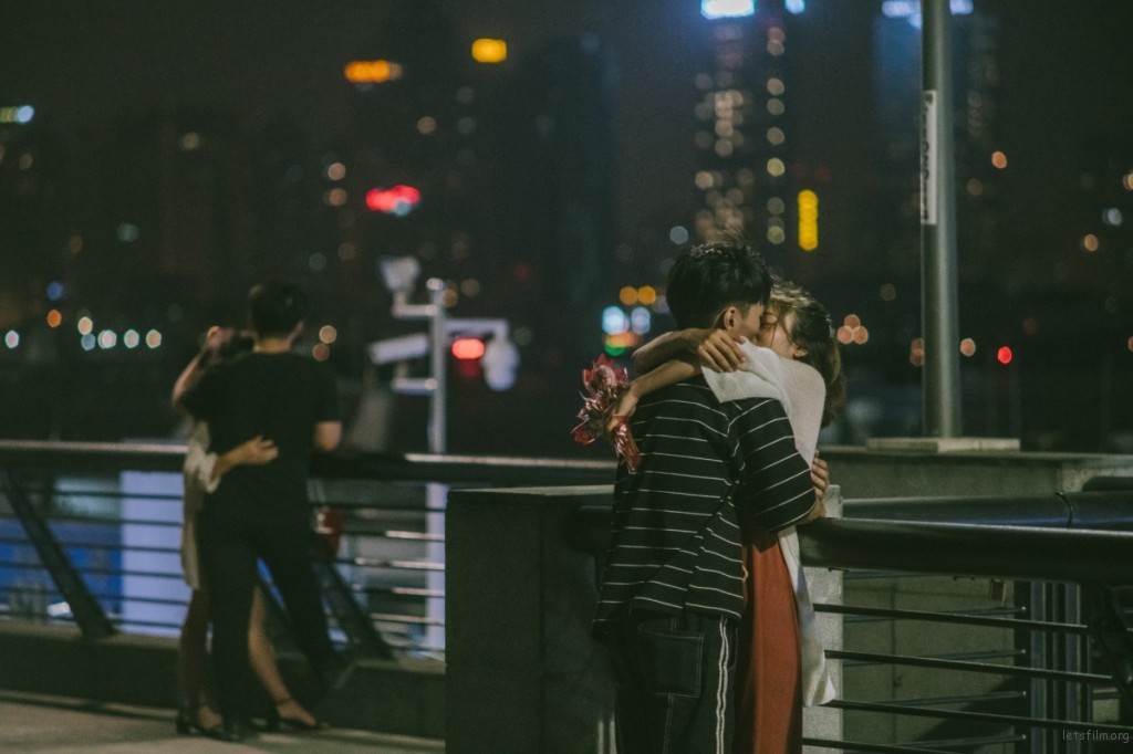 你爱上的从来不是清晰的人，而是一团恰到好处的散景