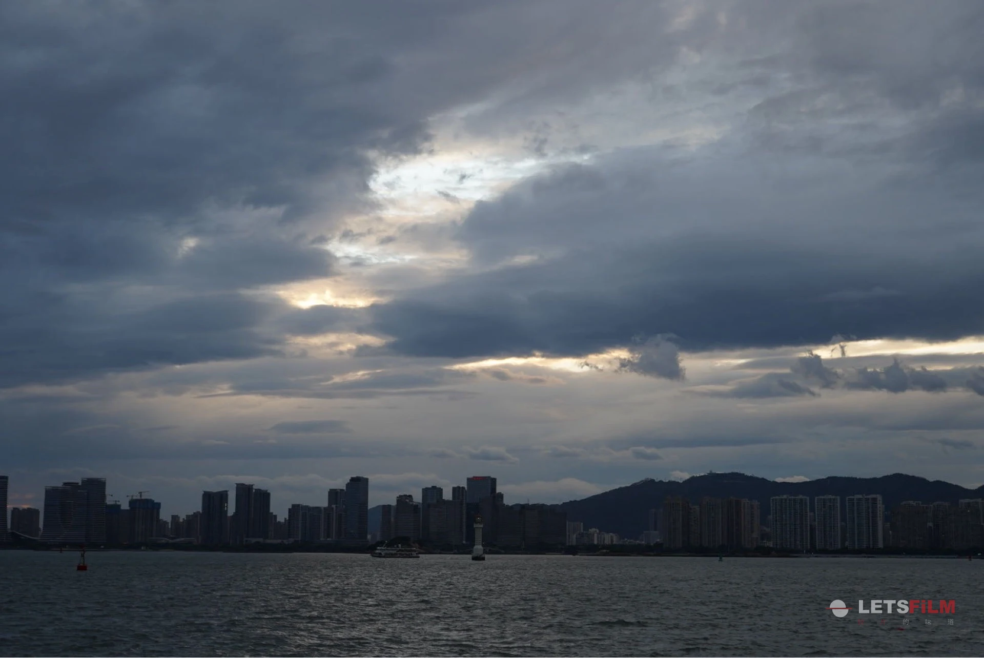 阴天的海